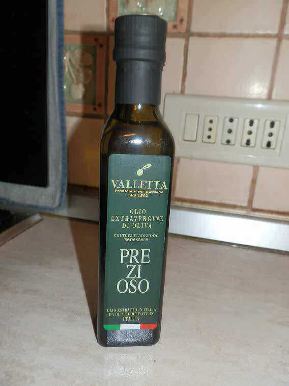 Valletta olio extravergine di oliva, pregiato e naturale, ideale per condimenti e cucina sana, prodotto in Italia, tradizione di qualità, ricco di benefici per la salute.
