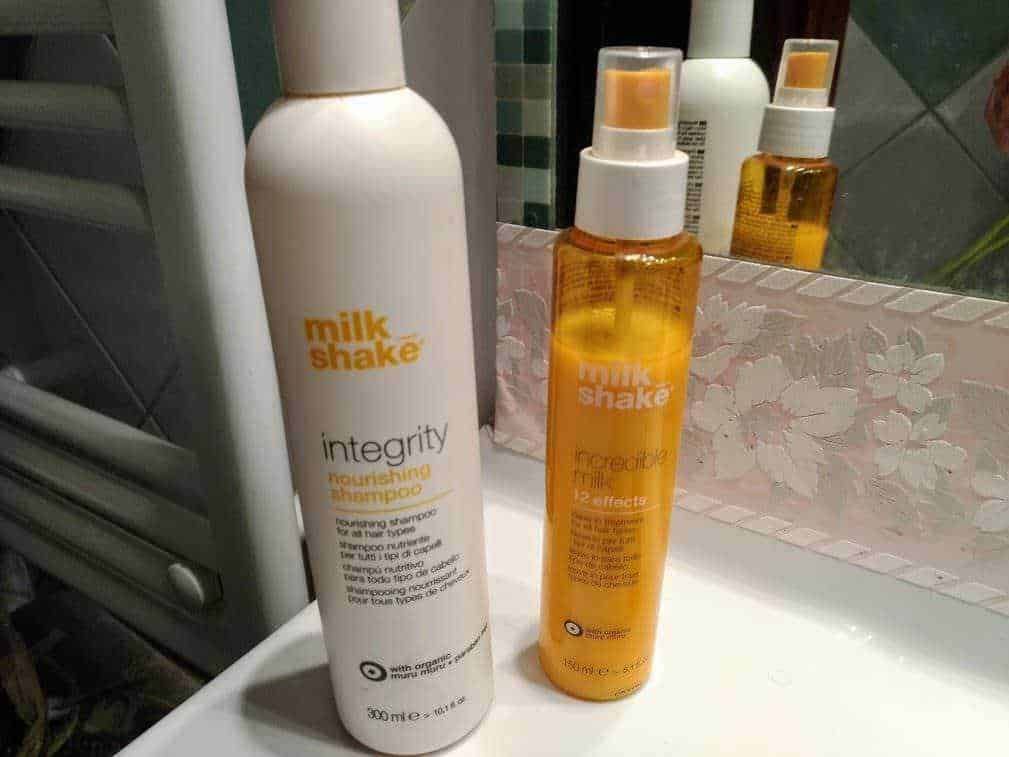 Milk Shake integrity nourishing shampoo e spray rinforzante per capelli, prodotti per la cura dei capelli in bagno, ideale per capelli di tutti i tipi, packaging con etichette gialle e bianche.