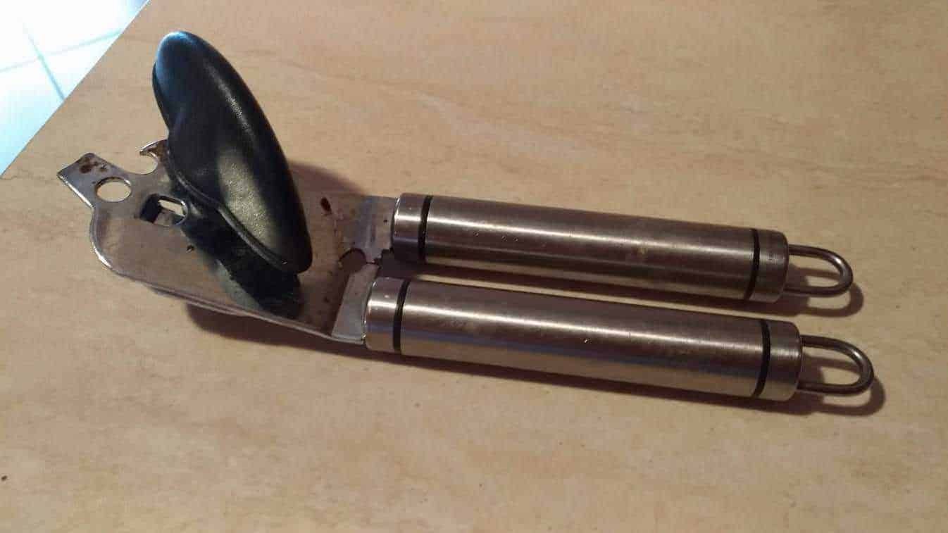 Pinza per biscotti con impugnatura in acciaio e manici in plastica nera, perfetta per raccogliere e servire alimenti in modo igienico e pratico. Strumento da cucina ideale per la preparazione di dolci e prodotti da forno.