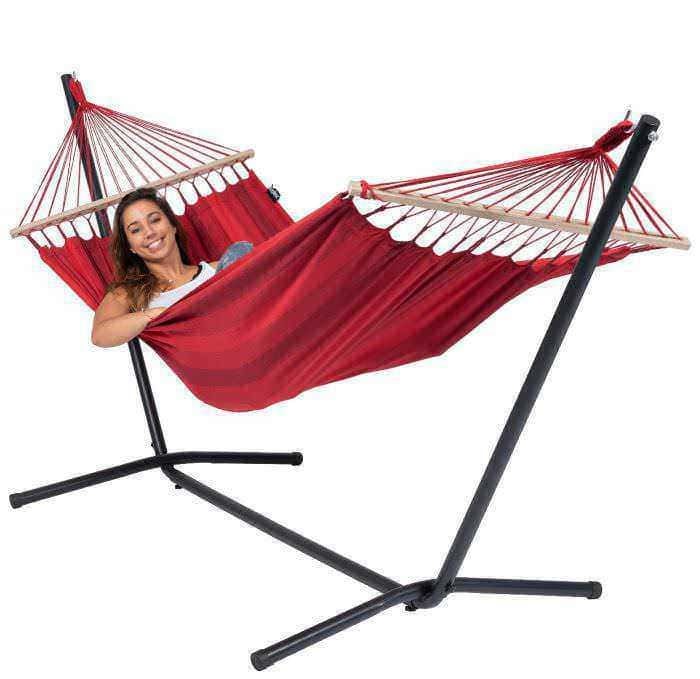 Relaxing chair a rete con tavola e rete in tessuto resistente, ideale per il giardino o la terrazza, per momenti di relax e comfort all'aperto.