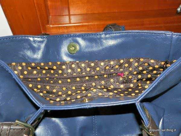 Borsa blu con interno a pois gialli, dettagli della tasca e chiusura magnetica, stile elegante e pratico per il lavoro o il tempo libero, fotografie di accessori femminili.