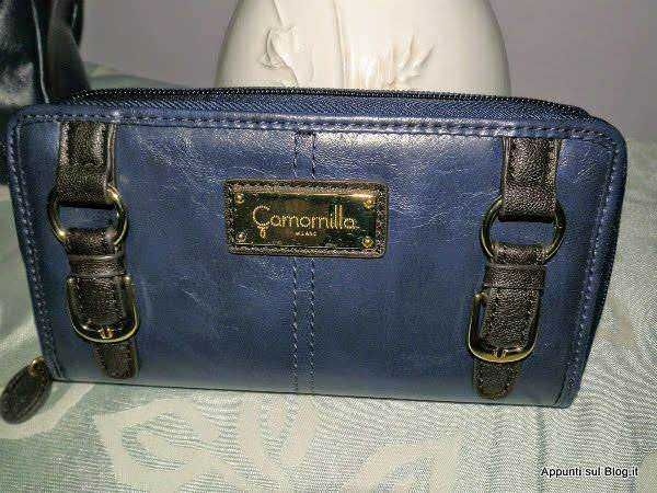 Borsa in pelle blu con dettagli in metallo dorato e tracolle regolabili, stile elegante e pratico per uso quotidiano.