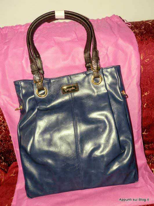 Borsa donna in pelle blu con dettagli in metallo, elegante borsa per occasioni speciali e uso quotidiano.