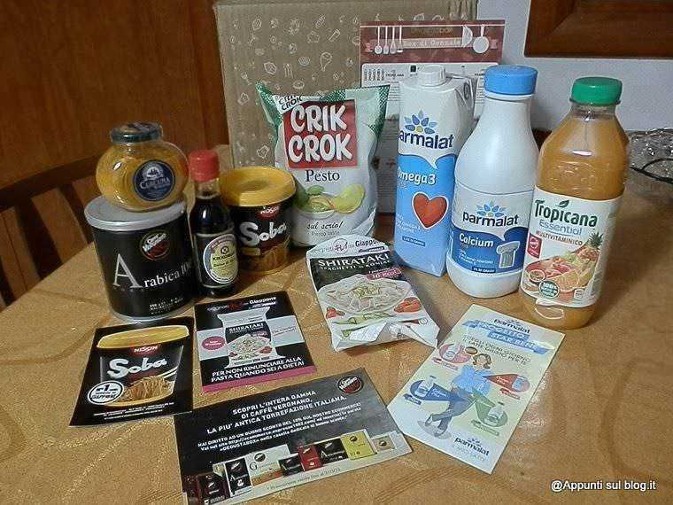 Crik Crok pasta pesto, Parmalat Omega 3 latte, Tropicana succo di frutta, vari salse e prodotti alimentari su tavolo, alimenti italiani, shopping casalingo, prodotti alimentari freschi e confezionati.