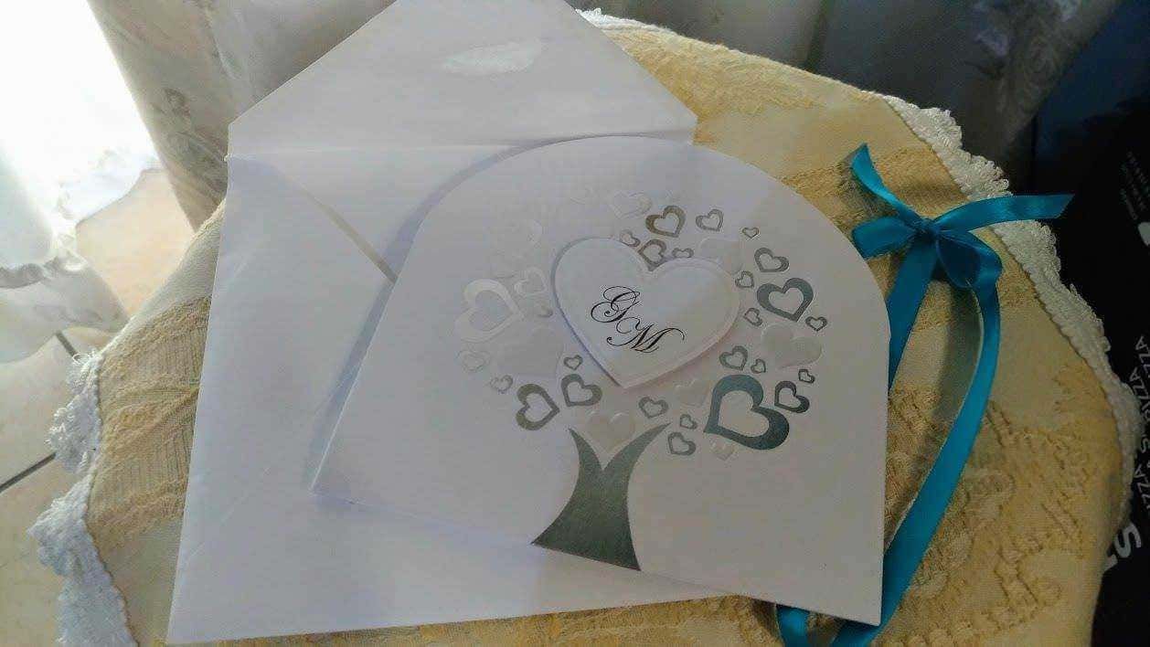 - Carte di invito per matrimonio con cuore, albero di amore e decorazioni eleganti, perfetta per eventi speciali e celebrazioni romantiche.