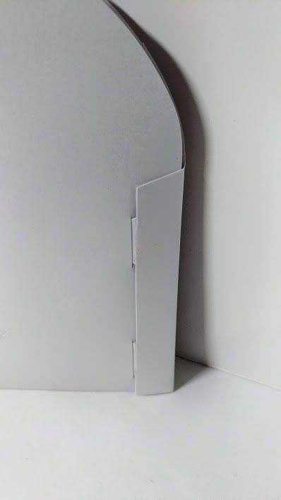 Modello di scatola in cartone bianco con angoli arrotondati, perfetta come confezione regalo o contenitore elegante. Design minimalista e resistente, ideale per presentazioni e conservazione.