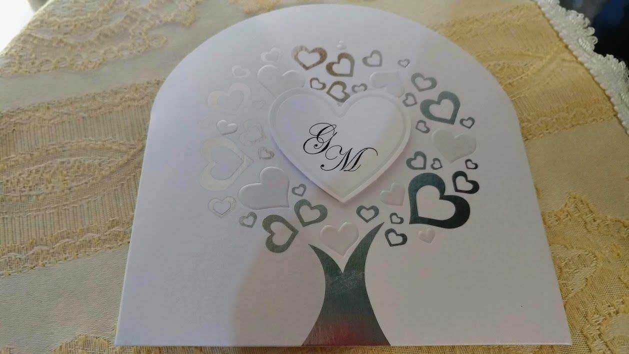 Altre testo alt: Albero di cuore di cartoncino decorativo con iniziali G e M al centro, perfetto per decorazioni matrimoniali o romantiche.