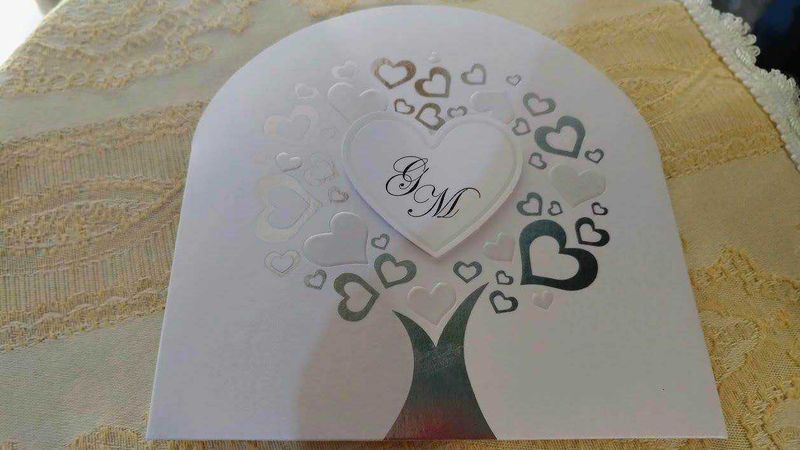 Fai da te: Come creare inviti di nozze originali 3 Altre testo alt: Albero di cuore di cartoncino decorativo con iniziali G e M al centro, perfetto per decorazioni matrimoniali o romantiche.