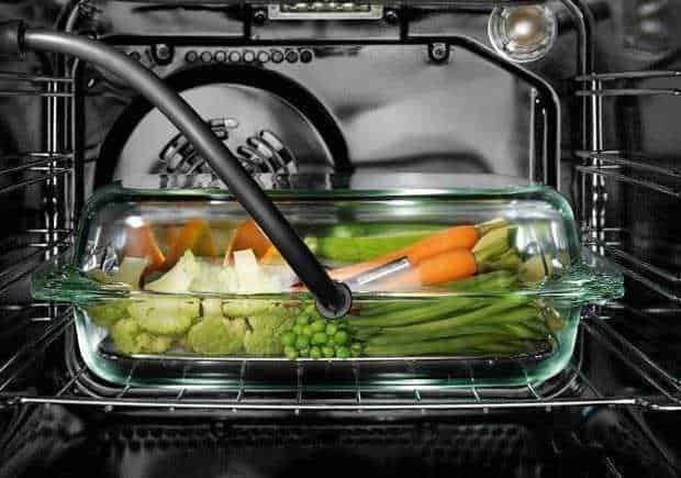 Verdure fresche e croccanti in un forno a microonde, ideale per cottura sana e veloce di verdure miste come carote, sedano, piselli e cavolfiore.