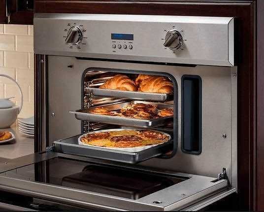 Forno elettrico con pane, pizza e croissant cotti a temperatura ottimale, ideale per preparare dolci, snack e pasti fatti in casa. Perfetto per una cucina moderna e funzionale.