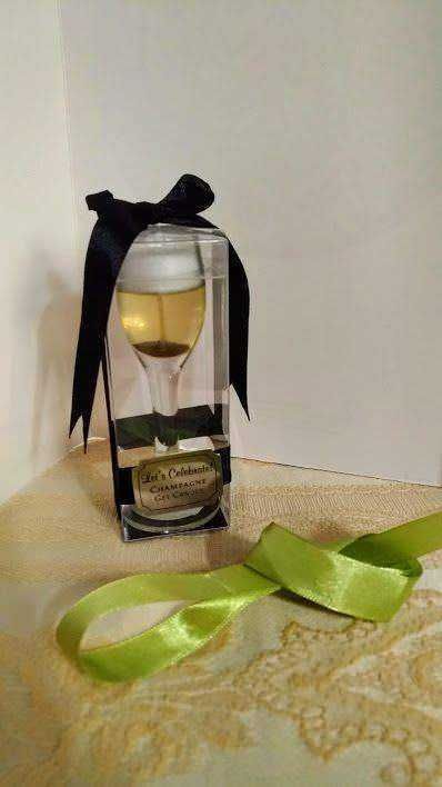 Mini bottiglia di champagne regalo, elegante confezione con fiocco nero e etichetta celebrativa, ideale per occasioni speciali, come festeggiamenti e ricorrenze importanti.