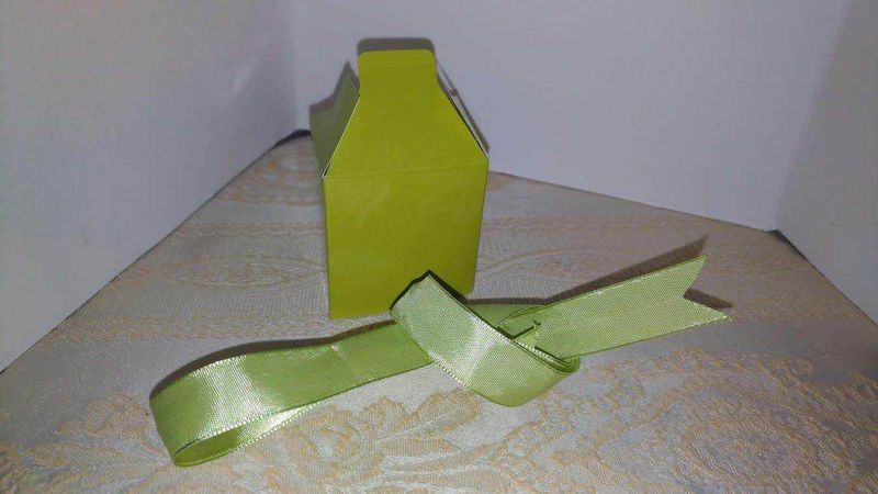My Bomboniere: idee e novità per eventi importanti 7 Filem,alt="Fascetta di nastro verde e scatola di cartone in visuale inclinata, oggetto per imballaggio e confezionamento regalo",caption="Fascetta di nastro verde accantivata vicino a una scatola di cartone, ideale per imballaggi e regali, rappresentando materiali di packaging e confezionamento",image_description="L'immagine mostra una fascetta di nastro color verde acceso posizionata vicino a una scatola di cartone. La scena è scattata in un ambiente interno con sfondo bianco e superficie in tessuto. La fascetta di nastro è utilizzata per chiudere o decorare confezioni e regali, sottolineando l'importanza del packaging nel confezionamento di prodotti o doni." ,relevance="Alta, collegata al packaging, imballaggio e confezionamento.".