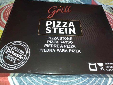 Pizza leggera con pietra refrattaria pizzastein Hans Grill 12 Piatto di pietra per pizza, perfetto per cucinare e servire pizza fatta in casa, con design elegante e resistente. Ottimo accessorio per appassionati di pizza e cucina italiana.