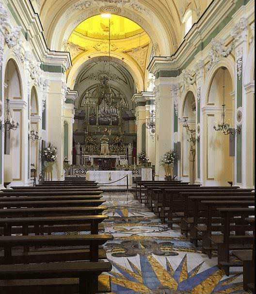 Praiano e Furore: borghi color pastello della Costiera Amalfitana 3 Splendida rappresentazione con luci e fuochi d'artificio sulla piazza di notte, con una chiesa storica sullo sfondo, che crea un'atmosfera magica e suggestiva, ideale per eventi e festività.