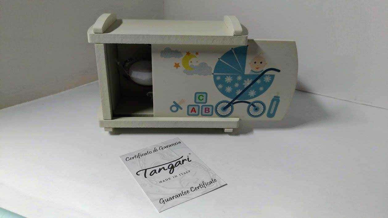 Cestone porta oggetti in legno per cameretta neonato con decorazioni e scatola, ideale per conservare piccoli oggetti per bambini e accessori nascita.
