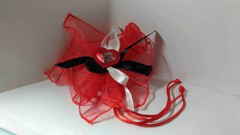 Tangari bomboniere per ogni evento della vita 6 Cuore rosso con fiocco bianco, nero e un'imbottitura di rete rossa, decorato con il testo "Game Over", perfetto come regalo romantico o decorazione di San Valentino.