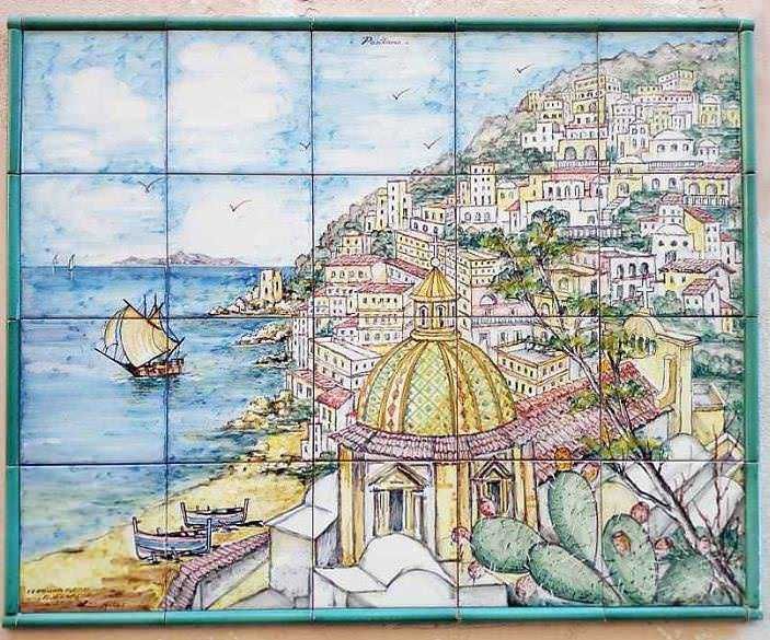 Filastrocca di ceramica con vista del mare e case colorate di Positano, Italia.