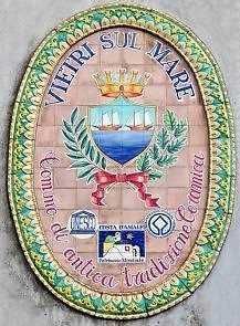 Vivere sul mare, simbolo di libertà e serenità, rappresentato dall'emblema di Appunti Sul Blog con dettagli colorati e un design emblematico.