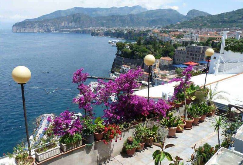Sorrento vista dal golfo di Napoli
