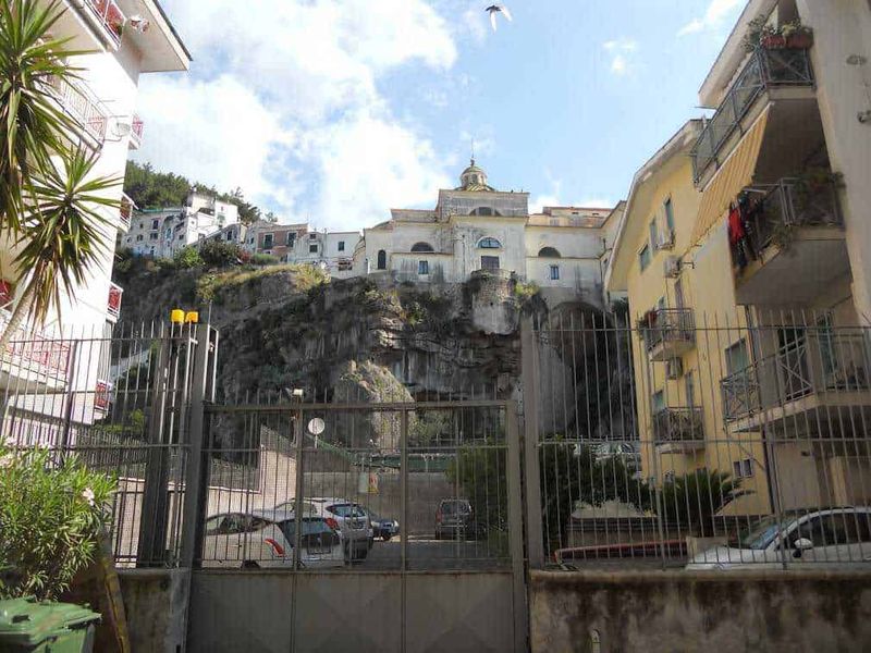 Costiera amalfitana, 18 borghi da visitare in 40 km 14 VISTA DI CASE SULLA COLLINA DI MAIORI CON EDIFICI RESIDENZIALI E PARCHEGGIO NEL PRIMO PIANO. ICONICA VISTA DELLA CITTA' ITALIANA CON ARCHITETTURA TIPICA E PAESAGGIO MONTANO SULLO SFONDO. ALTISSIMA VISTA PANORAMICA SUGLI EDIFICI ARRAMPICATI SULLA COLLINA.