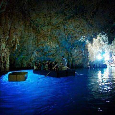 GROTTA DELLO SMERALDO, una grotta blu con barca in acqua, avventura e natura selvaggia, esperienza unica in un ambiente sotterraneo mozzafiato.
