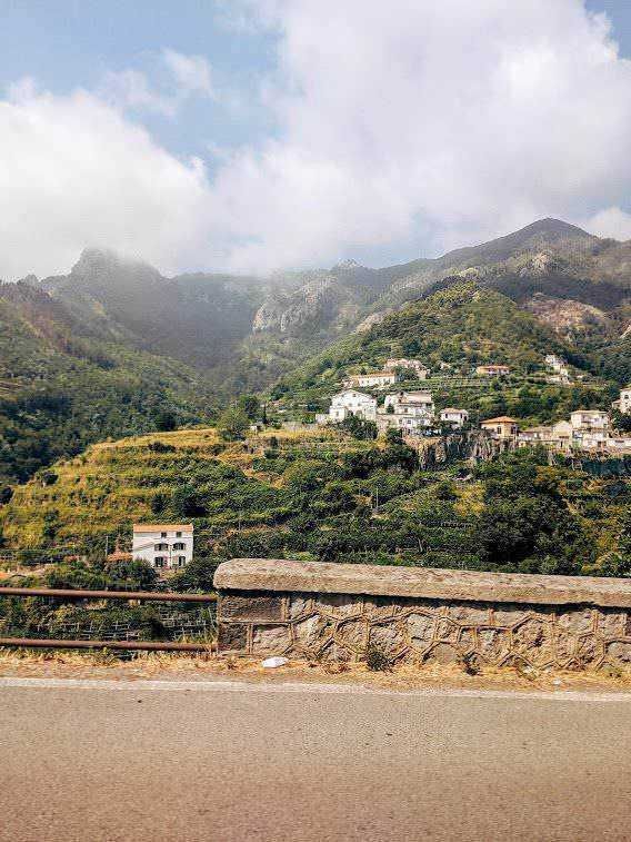 TRAMONTI, Montagna verde con case su terreni in collina e strada panoramica, paesaggio rurale in Italia, ambiente naturale e tranquillità, destinazioni turistiche, vista su catene montuose, cultura locale, trekking, vacanze in montagna.