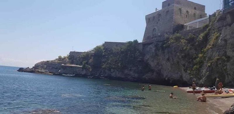 Erchie, vista mare con scogli e persone che fanno il bagno, atmosfera estiva e panorami di Sicilia, luogo di relax e natura, ideale per fotografie turistiche e paesaggistiche.