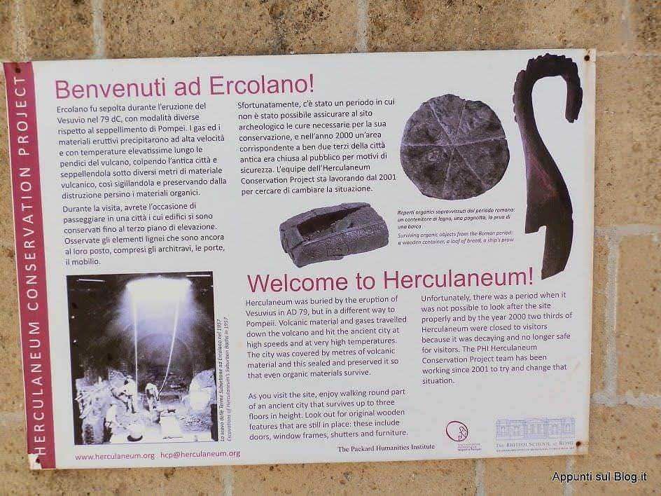 Testo alternativo: Pannello informativo su Herculaneum, con immagini di un loto di pietra e di un'auto antica, descrizione storica e attività di visita per turisti e appassionati di archeologia.