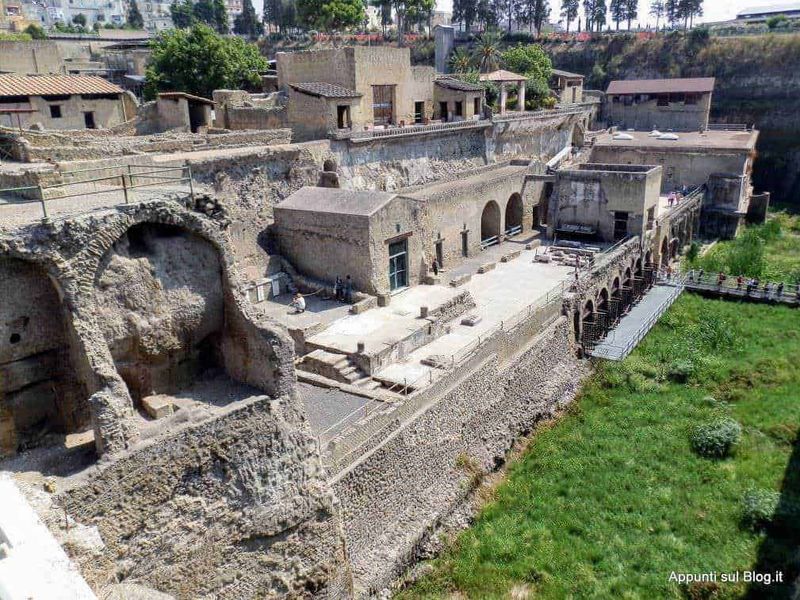 Antica struttura romana scoperta a Pompei, con resti ben conservati di teatri e ambientazioni archeologiche, rappresenta un sito storico di grande valore nel contesto delle rovine di Pompei.