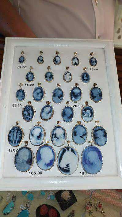 Silver cameo orecchino con profilo di profilo donna, accessori moda eleganti e vintage. Perfetto per uno stile sofisticato e di classe, ideale per occasioni speciali o look quotidiani raffinati.