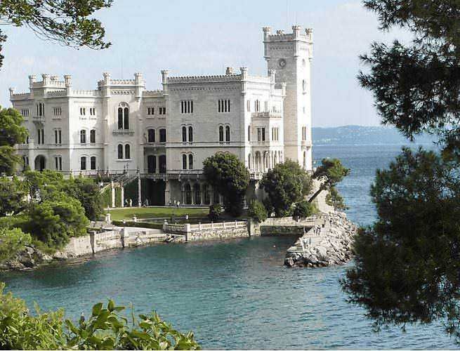 Castello sul mare in Italia, vista panoramica, edificio storico affacciato sull'acqua.