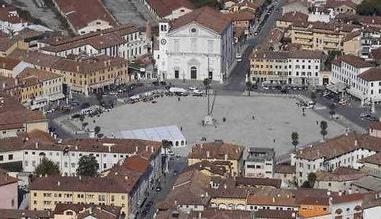 Vista aerea di Piazza del Duomo a Pistoia, con la basilica e gli edifici storici circostanti, nel centro della città toscana, ideale per blog di turismo e cultura italiana.