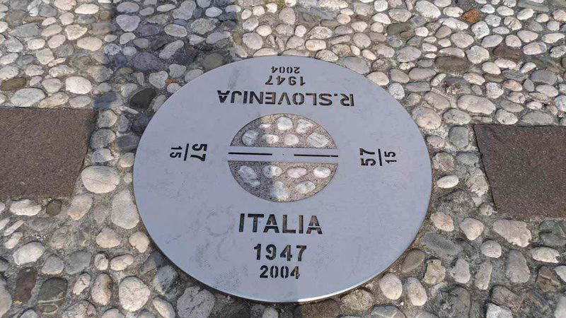 Friuli Venezia Giulia tour nei borghi e province della terra di confine 16 Piastra commemorativa Italia 1947-2004, simbolo di unità e memoria storica, situata su lastra di pietra mista a ciottoli, rappresenta un punto di riferimento culturale e storico in Italia.