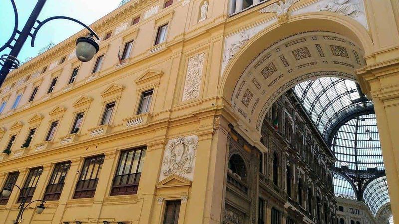Galleria Umberto I Napoli regno dei sciuscià 6 Imponente Architettura Storica con Arcate in Vetro nel Centro Commerciale Galleria Vittorio Emanuele II a Milano. Duplice Bellezza Architettonica e Artigianale.