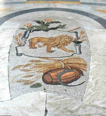 Motivo decorativo in mosaico con leone, fiori, paglia e botte, ideale come elemento artistico per spazi pubblici e privati, in stile classico e artistico italiano.