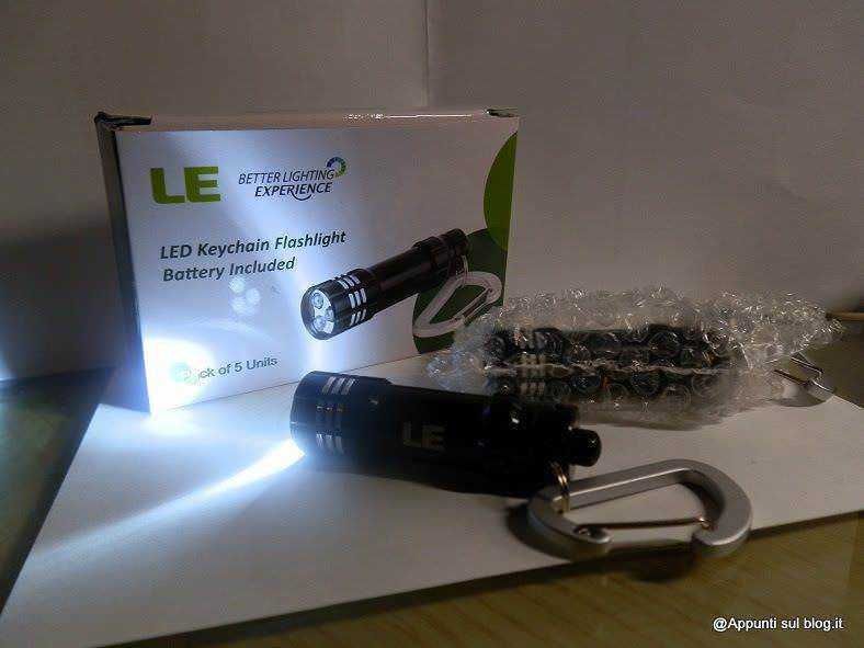 LED torcia portachiavi con luce forte, ideale per emergenze e attività outdoor, include batteria, con confezione originale e accessori, perfetta come regalo pratico e funzionale.