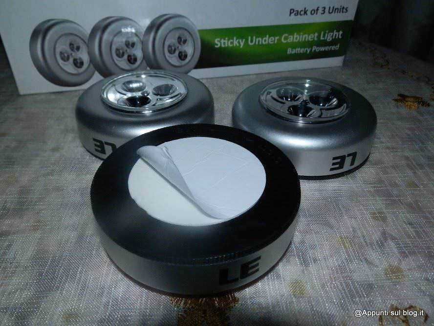 Set di illuminazione LED adesiva per mobile da cucina o armadietto, alimentazione a batteria, luce sottocappa, pratica e facile da installare. Ideal per illuminare zone buie con stile moderno e funzionale.