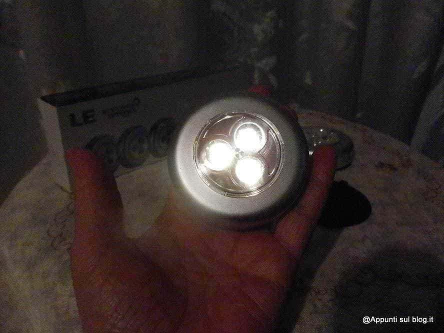 Lampada a LED portatile per esterni, illuminazione potente, compatta e ricaricabile, ideale per campeggio, emergenze, attività all'aperto o uso domestico. perfetta per lighting di alta qualità ovunque tu sia.