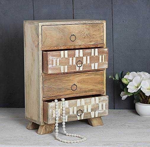 Vintage comò con cassetti in stile rustico, decorato con perle e abbinato a fiori bianchi, ideale come elemento di arredo shabby chic per la casa.