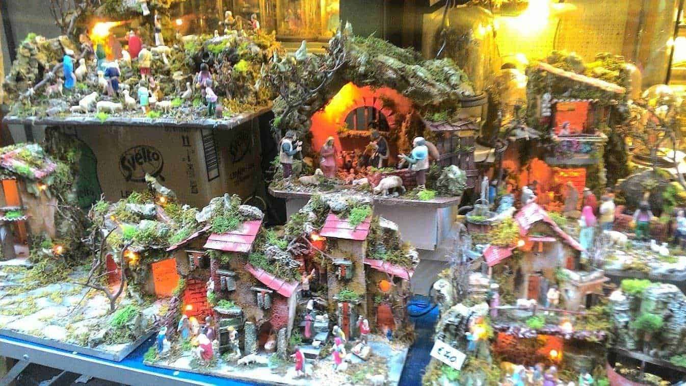 Miniatura del presepe natalizio con dettagli realistici e scene di vita tradizionale, perfetta per decorazioni festive e addobbi di Natale, capolavoro artigianale e simbolo della tradizione natalizia italiana.