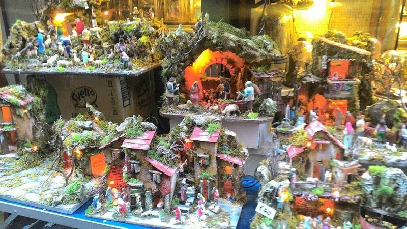 Napoli 12 siti tra arte, pizza e caffè espresso 7 Miniatura del presepe natalizio con dettagli realistici e scene di vita tradizionale, perfetta per decorazioni festive e addobbi di Natale, capolavoro artigianale e simbolo della tradizione natalizia italiana.