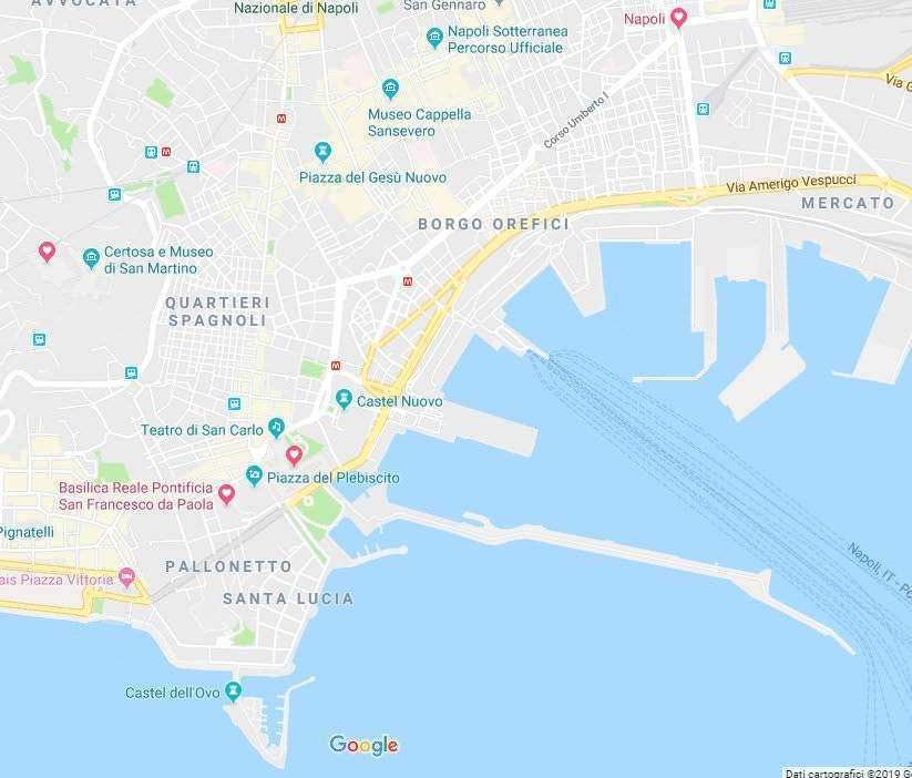 Napoli in 12 tappe: Vista del porto di Napoli con il Castel Nuovo e il lungomare, infrastrutture portuali e aree di interesse turistico, perfetta per blog di viaggi e guide di Napoli.