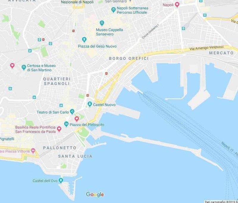 Napoli 12 siti tra arte, pizza e caffè espresso 2 Napoli in 12 tappe: Vista del porto di Napoli con il Castel Nuovo e il lungomare, infrastrutture portuali e aree di interesse turistico, perfetta per blog di viaggi e guide di Napoli.
