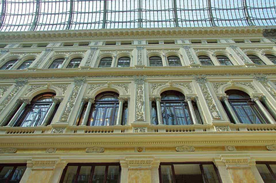 Finestra d'epoca in stile classico su edificio storico con dettagli architettonici elaborati, caratteristico esempio di architettura urbana di pregio.