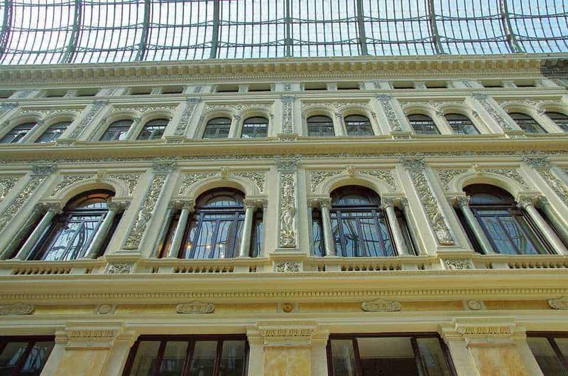 Napoli 12 siti tra arte, pizza e caffè espresso 11 Finestra d'epoca in stile classico su edificio storico con dettagli architettonici elaborati, caratteristico esempio di architettura urbana di pregio.