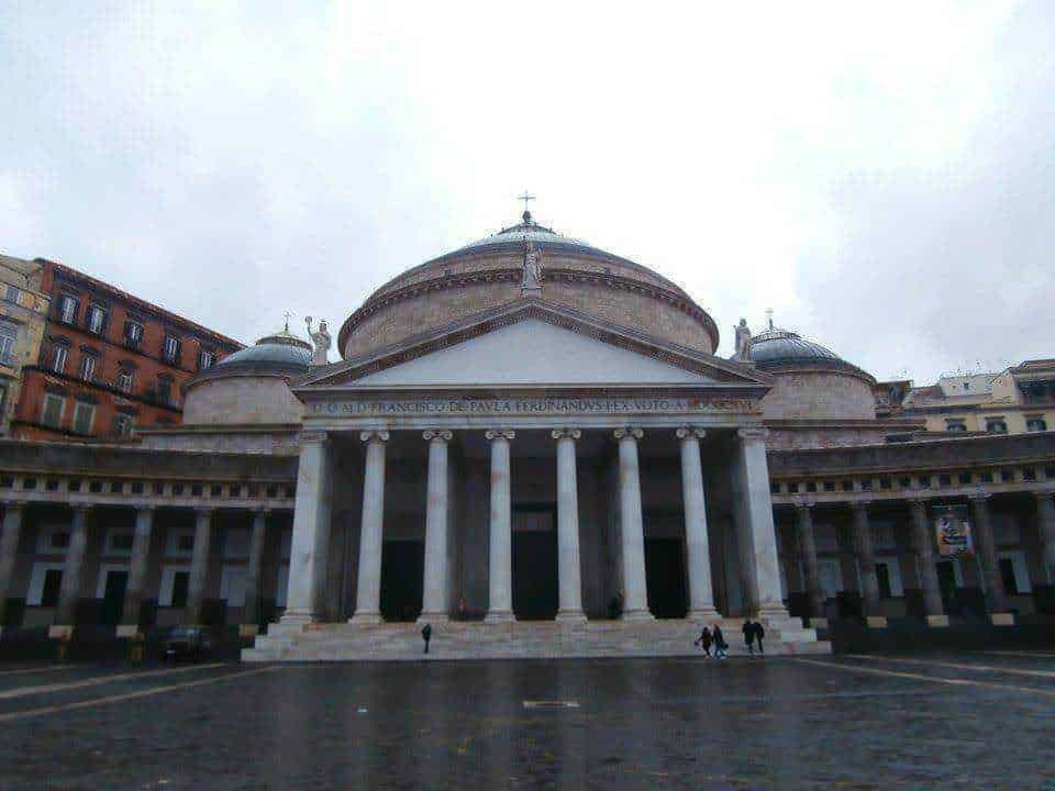 Cappella di San Ferdinando a Napoli, esempio di architettura neoclassica, affiancata da edifici storici e situata nel centro della città.