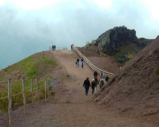 Parco Nazionale del Vesuvio e borgo medievale Casamale 4 Pedoni che percorrono il sentiero del vulcano, con viste panoramiche e paesaggi naturali, un'escursione in montagna o in parco naturale.