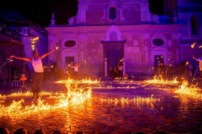 Praiano e Furore: borghi color pastello della Costiera Amalfitana 7 Splendida rappresentazione con luci e fuochi d'artificio sulla piazza di notte, con una chiesa storica sullo sfondo, che crea un'atmosfera magica e suggestiva, ideale per eventi e festività.