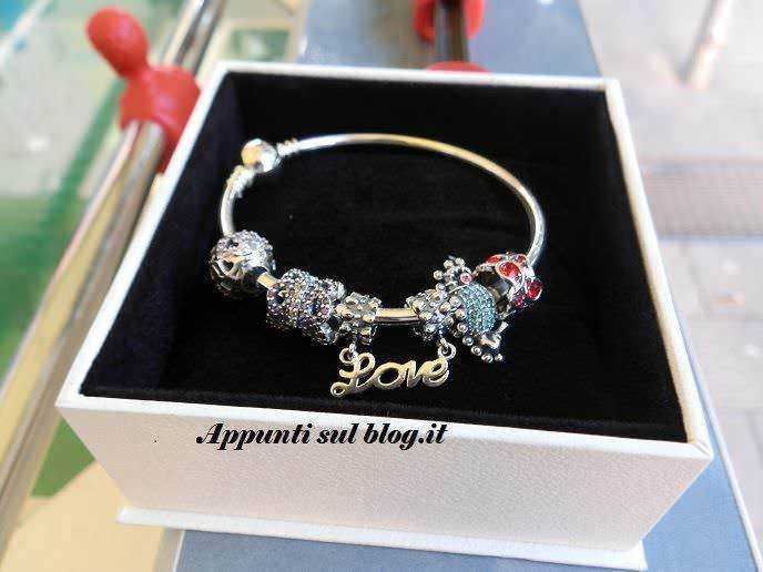Bracciale elegante con charm in argento e cristalli, simbolo di amore e stile, presentato in una scatola regalo di alta qualità, ideale come regalo romantico o accessorio moda.