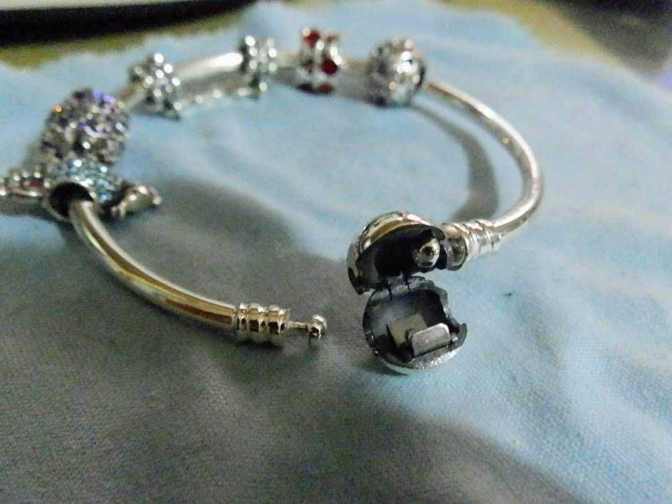 Bracciale di gioielli donna con charms in argento e cristalli, esperienza di stile e eleganza, ideale come regalo o accessorio fashion. Perfetto per ogni occasione speciale.